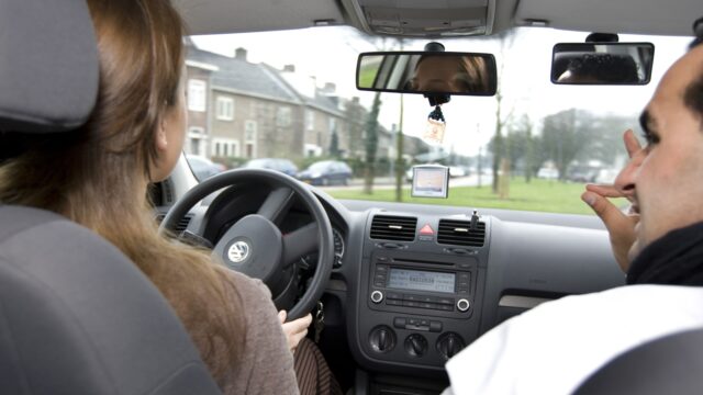 Steeds meer mensen zonder rijbewijs de weg op, neemt verruwing toe?