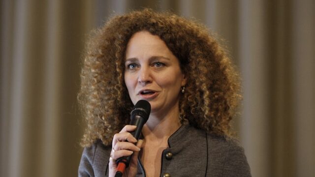 Hadassah de Boer debuteert met boek over dementie: 'De vrouw van mijn