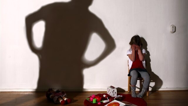 René mishandelde zijn vrouw, en helpt nu andere plegers
