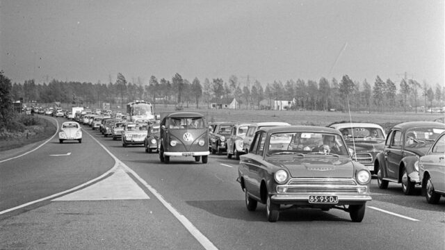 De auto: eerst antwoord op bergen paardenpoep in de stad, nu het zwarte schaap van de elite