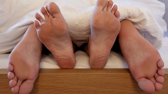 Waarom vrouwen een intenser orgasme beleven als ze hun sokken aanhouden
