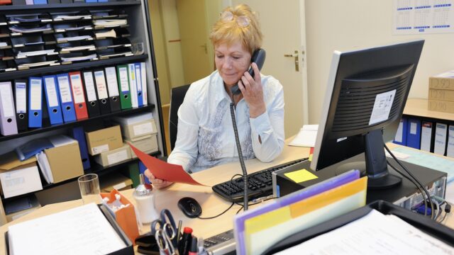 Doorwerken na AOW-leeftijd steeds meer vastgelegd in cao’s: 'Zo behouden we kennis en blijft werken gezond en aantrekkelijk'