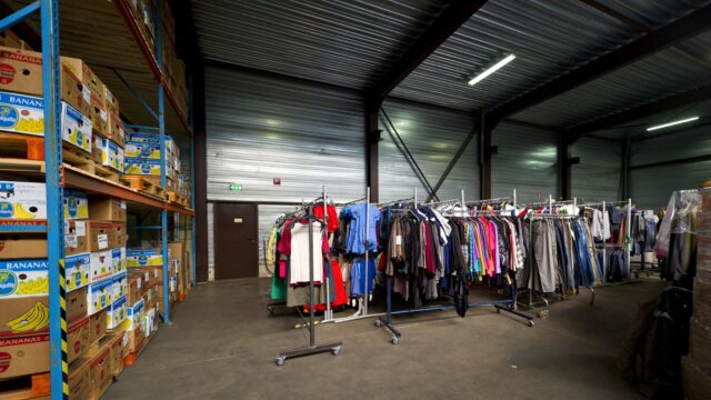 Kledinginzameling loopt vast: 'Kleding uit kledingbak ligt in een loods'