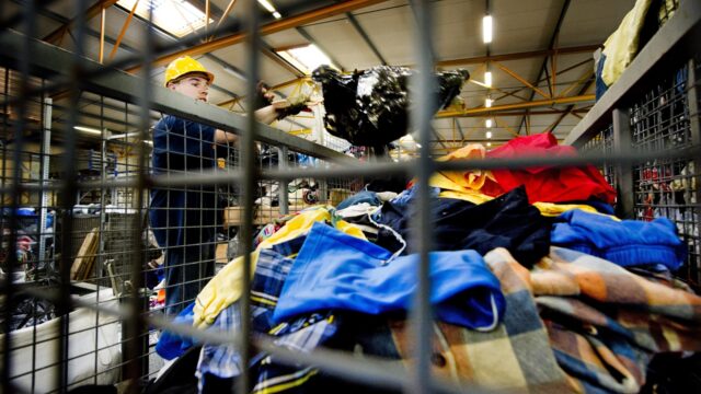 Waarom kopen we met z’n allen zoveel kleding? 'We zijn het als wegwerpproduct gaan zien'