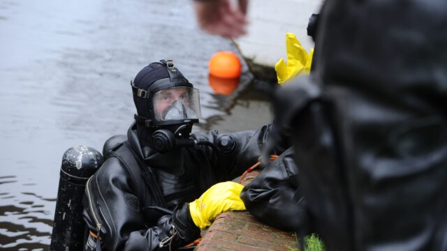 Duiken naar bewijsmateriaal in moordzaak: 'Kippenvel toen we het toestel vonden'