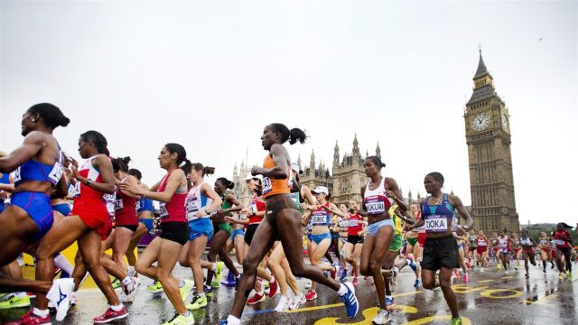 Londenaren rennen marathon in dubbeldekker-kostuum