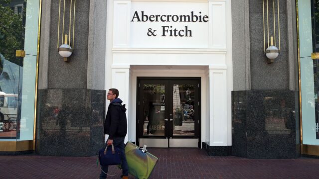 Abercrombie & Fitch onderzoekt beschuldigingen van seksueel misbruik tegen voormalig CEO Mike Jeffries