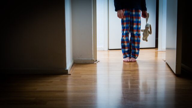 Onderzoeken naar huiselijk geweld bij kinderen verouderd, jeugdbeschermers maken zich zorgen