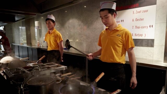 Julie groeide op in een Chinees-Indisch restaurant en sliep onder de toonbank