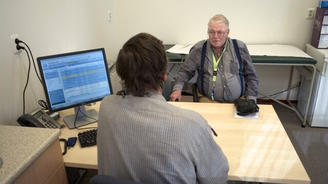 Waarom huisartsen steeds vaker kiezen voor 'meekijkconsult': 'Scheelt tijd voor arts én patiënt'