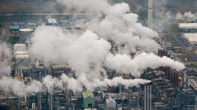 De vervuiler betaalt? Shell verdient miljoenen aan emissiehandelssysteem