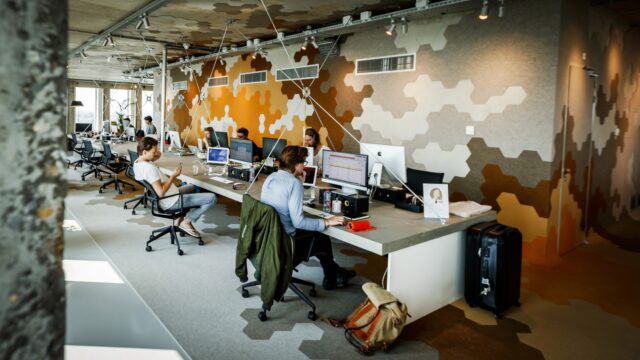 'Verplicht' op dinsdag en donderdag naar kantoor: 'Als collega's het doen, kun jij niet achterblijven'