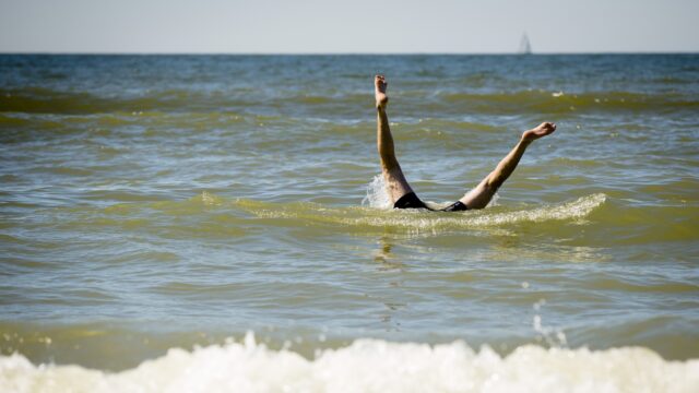 Waarom is de zee in de Caraïben zo blauw en helder en is de Noordzee zo