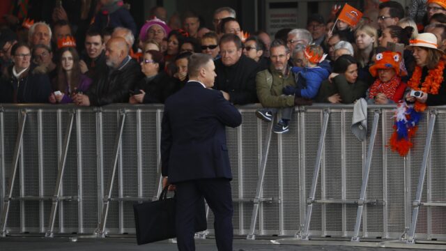 Wat zit er in de zwarte koffers van de 'veiligheidsmannetjes' op Koningsdag?