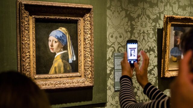Geen straf voor besmeurders Meisje met de parel: 'Onbegrijpelijk!'