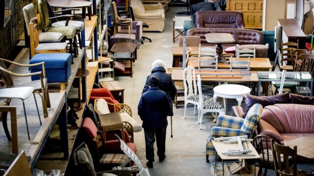Wat breng je naar de kringloopwinkel? 'We krijgen zelfs afval met maandverband'