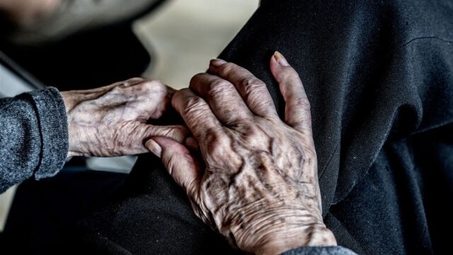 Willem heeft veel contact en is toch eenzaam: 'Radio aan tegen de stilte'
