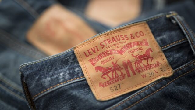 Van waist overall naar jeans: de geschiedenis van de populaire denim-broeken