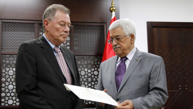 Robert Serry: 'Hamas is een vloek', Netanyahu 'min of meer' ook