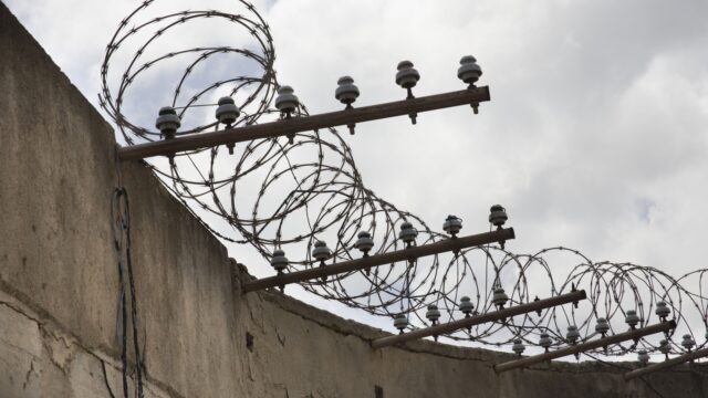 Vast in buitenlandse horrorcel: 'Ik zat tussen bendegeweld, kakkerlakken en in de urinestank'