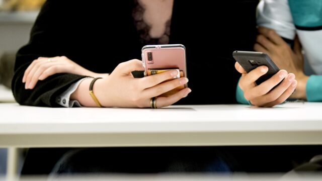 'Diep in hun hart weten ook leerlingen dat een mobieltjesverbod beter is'