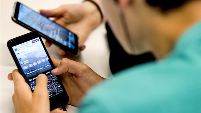 Stand.nl: 'De richtlijn tegen mobieltjes in de klas is te vrijblijvend'