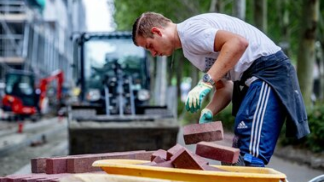 Stratenmakers tillen nog steeds met de hand, terwijl machines klaarstaan
