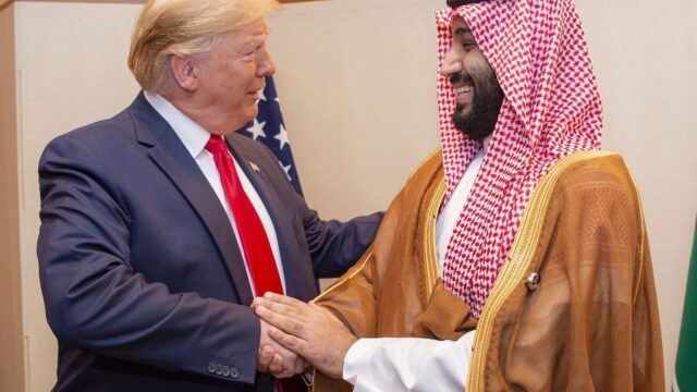 Podcast De Dag: Trumps 'trillion dollar'-trip naar Saudi-Arabië