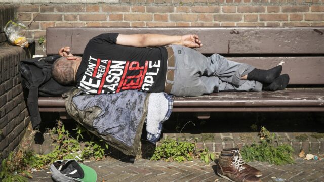 Stadswandelingen met (ex-)daklozen populair: 'Zorgt voor meer begrip'