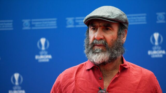 'Éric Cantona is een podiumdier. Hij kijkt iedereen aan, sluipt over het toneel'