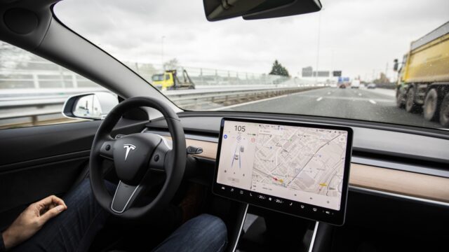 Is het strafbaar om je smartwatch of navigatie te bedienen achter het stuur?