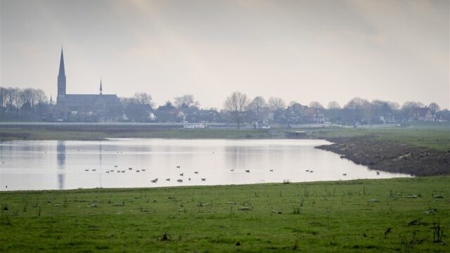 Buitendijks bouwen wordt afgeraden. Toch heeft gemeente Buren plannen voor vakantieparken in uiterwa