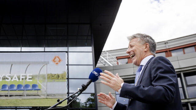 'Er wordt geslijmd, geslikt en gevleid', zegt Rob Jansen over de transferwereld