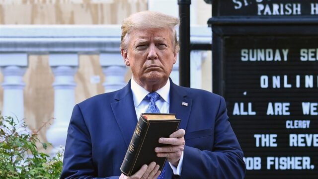 Donald Trump wordt bijbelverkoper