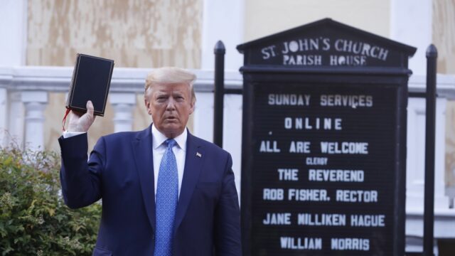 'Leiders als Trump en Poetin dwepen met religie, maar het maakt ze geen lor uit'