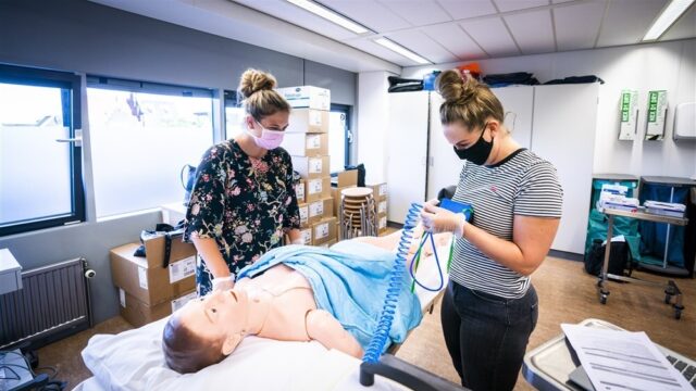 Stand.nl: 'Zorgopleidingen moeten gratis worden'