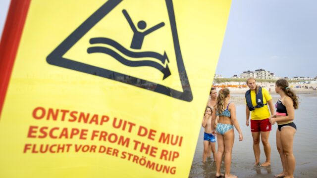 Leon werd de zee in gesleurd en verdronk bijna. 'Het was doodeng'