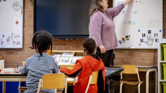 Dekolonisatie onderwijs Zuidoost: 'Scholen moeten midden in de wereld staan'
