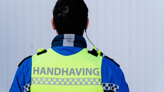Discussie over religieuze symbolen bij boa's: neutraliteit of vrijheid van geloof?
