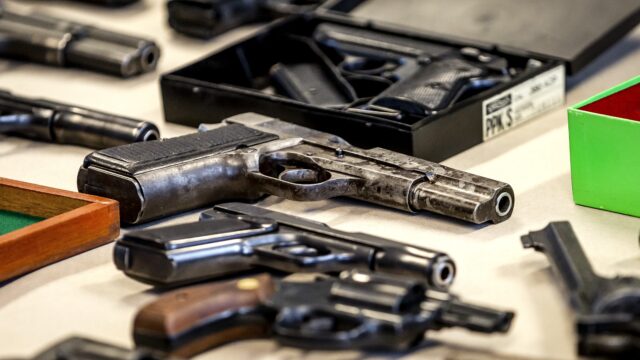 Hoe makkelijk kom je aan vuurwapens in Nederland? 'Binnen vijf minuten had ik websites gevonden waar ik een AK-47 in mijn mandje kon stoppen'
