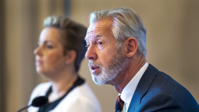 Oud-burgemeester Onno Hoes: 'Wethouders moeten met de poten in de klei staan'