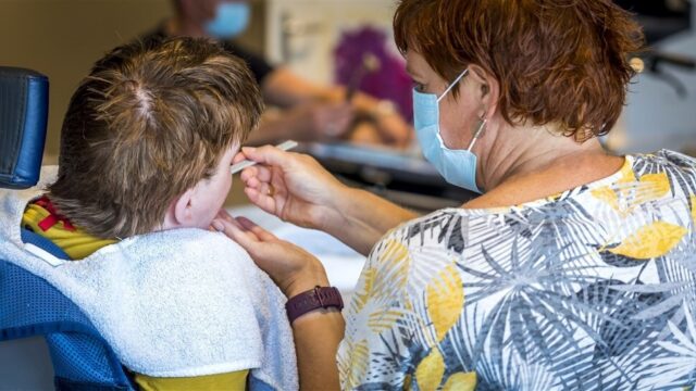 Moeder van meervoudig beperkte David (16): 'Je moet blijven bewijzen dat hij zorg nodig heeft'