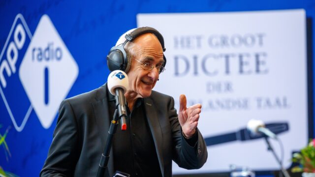 Frits Spits zwaait af in De Taalstaat, draagt het stokje over aan Ronald Giphart