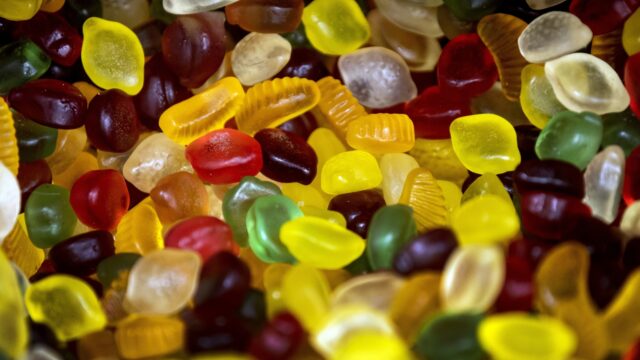 De helft van de kinderen en jongeren wordt verleid door reclames voor ongezond eten