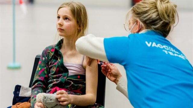 Stand.nl: 'Er moet nu een vaccinatieplicht komen in de kinderopvang'