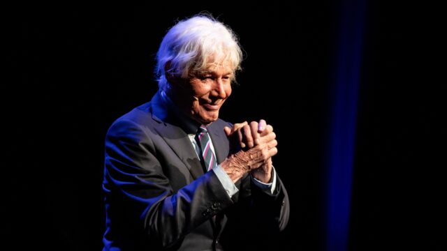 Cabaretier Paul van Vliet overleden, luister Nooit Meer Slapen met Van Vliet terug
