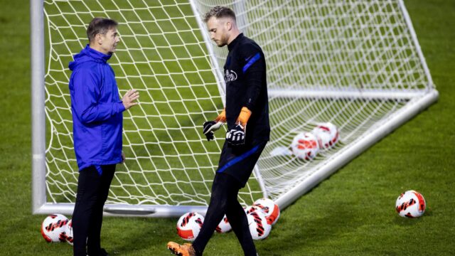 Keeperstrainer Frans Hoek had Brentford 'meer dan twee uur lang' aan de lijn over Flekken