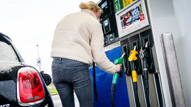 Onze benzine duurder door Iraanse raketten op Israël, waarom is dat eigenlijk?
