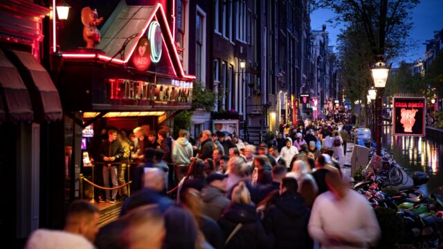 Heimwee naar Bureau Warmoesstraat: ‘Je zat midden in de rosse buurt tussen de vervelende en leuke mensen’