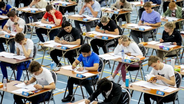 Verplicht een voldoende voor Nederlands? 'Middelbare scholieren komen in de problemen'